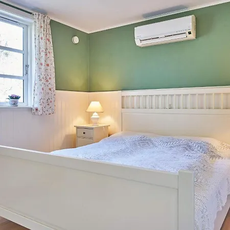 4 Person In Ronne-by Traum